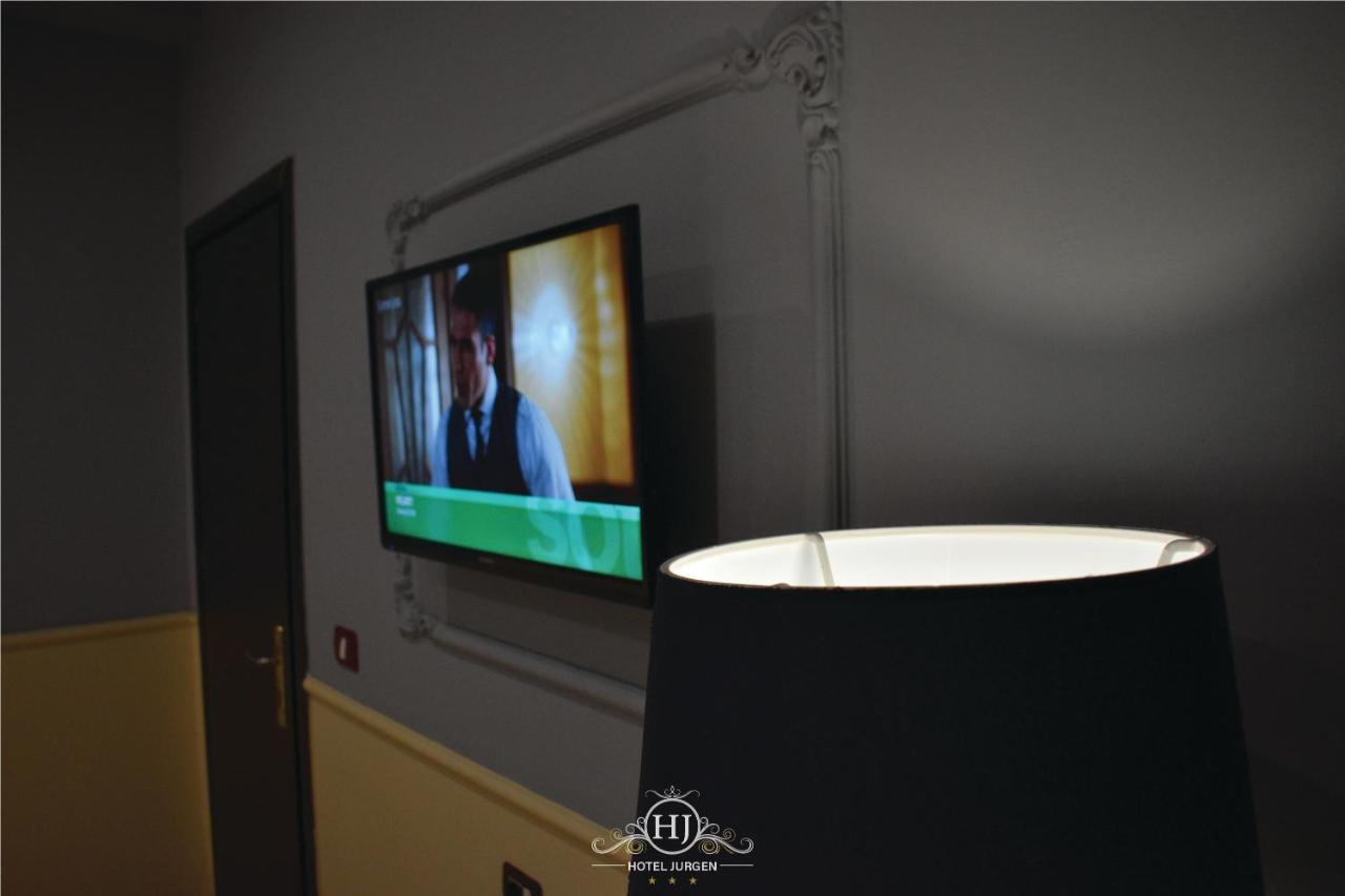 Hotel Jurgen Lezhe Bagian luar foto