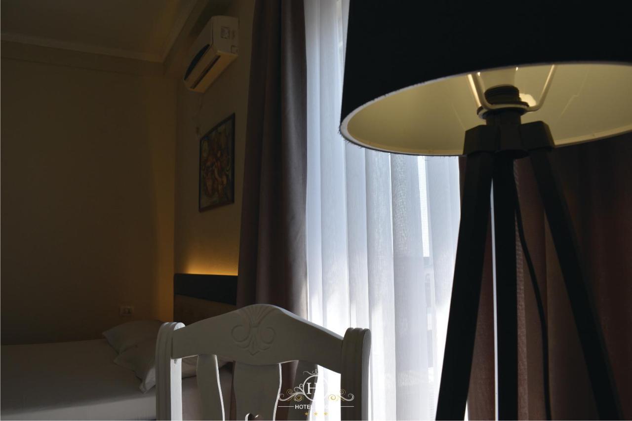 Hotel Jurgen Lezhe Bagian luar foto