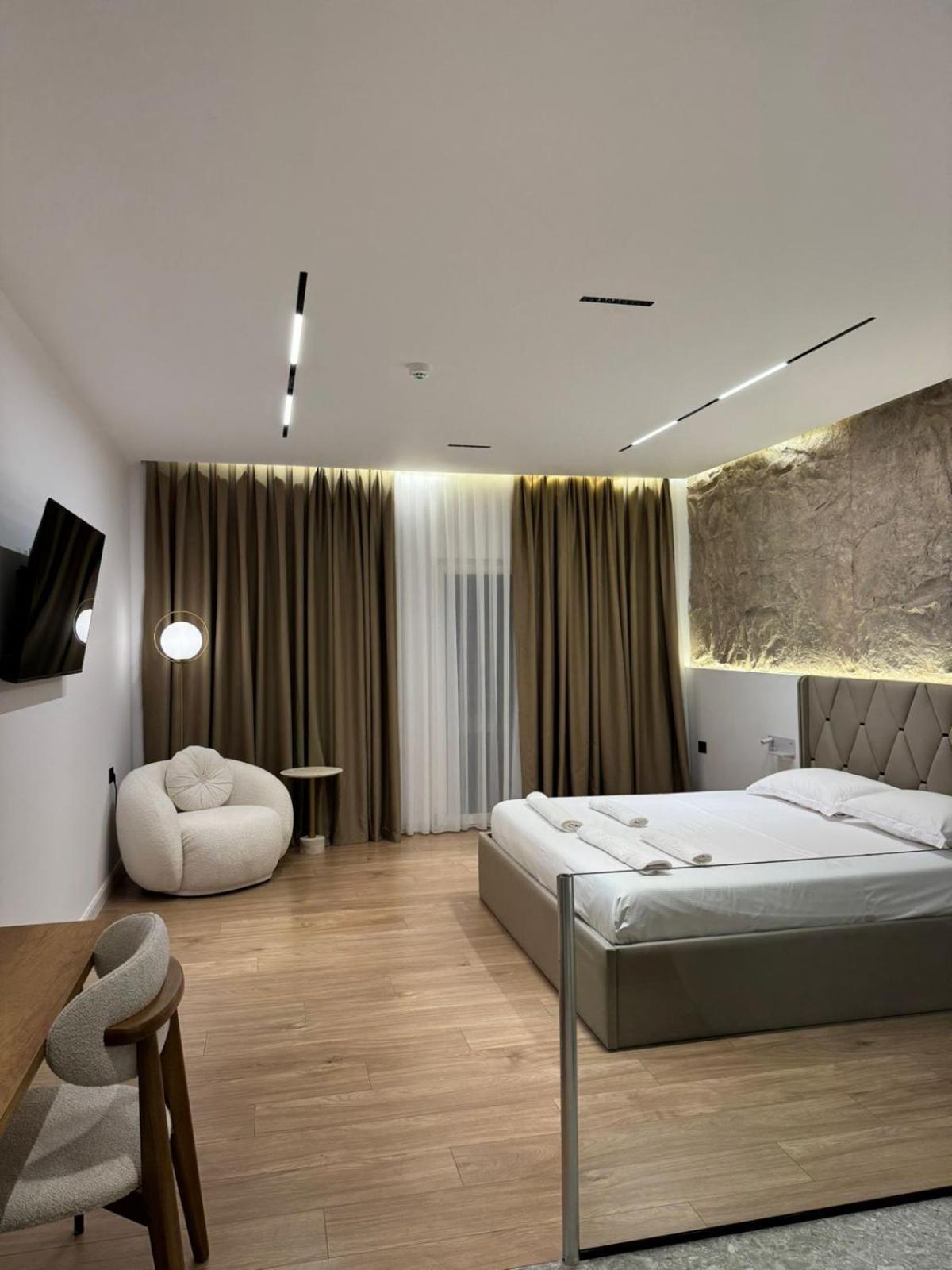 Hotel Jurgen Lezhe Bagian luar foto