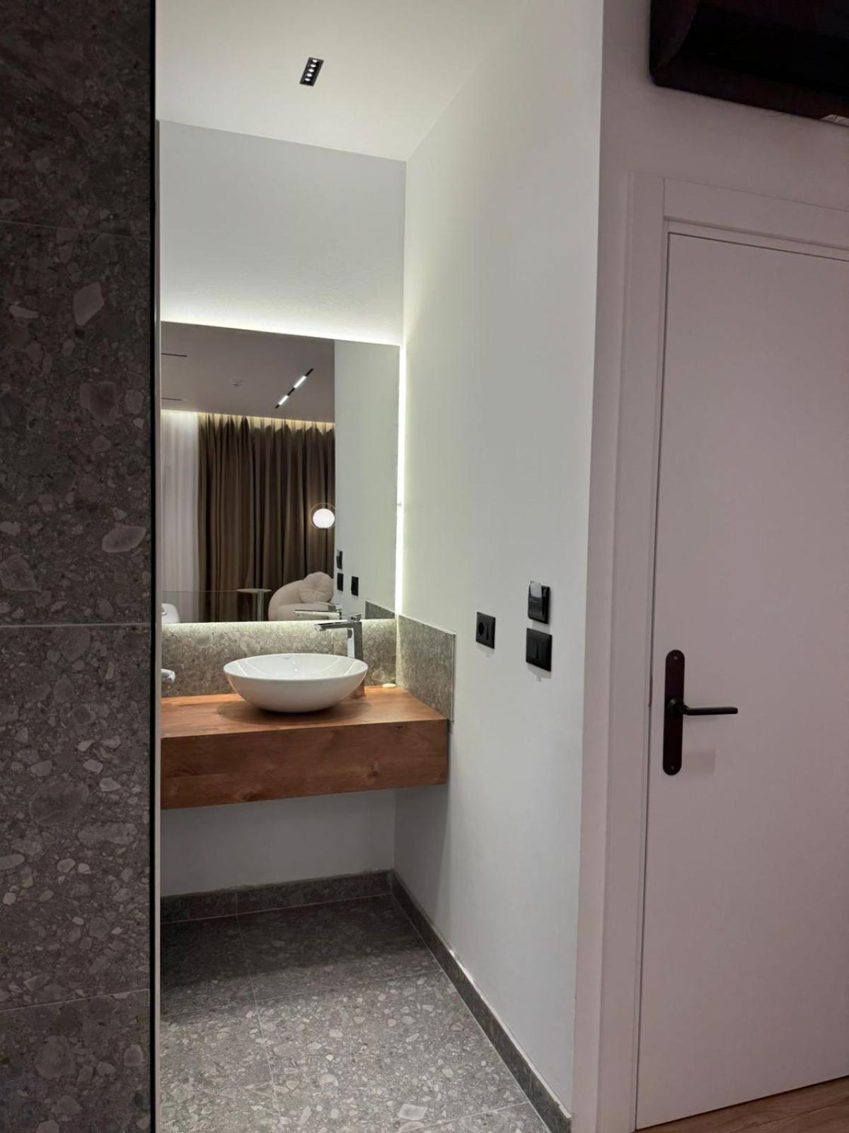 Hotel Jurgen Lezhe Bagian luar foto