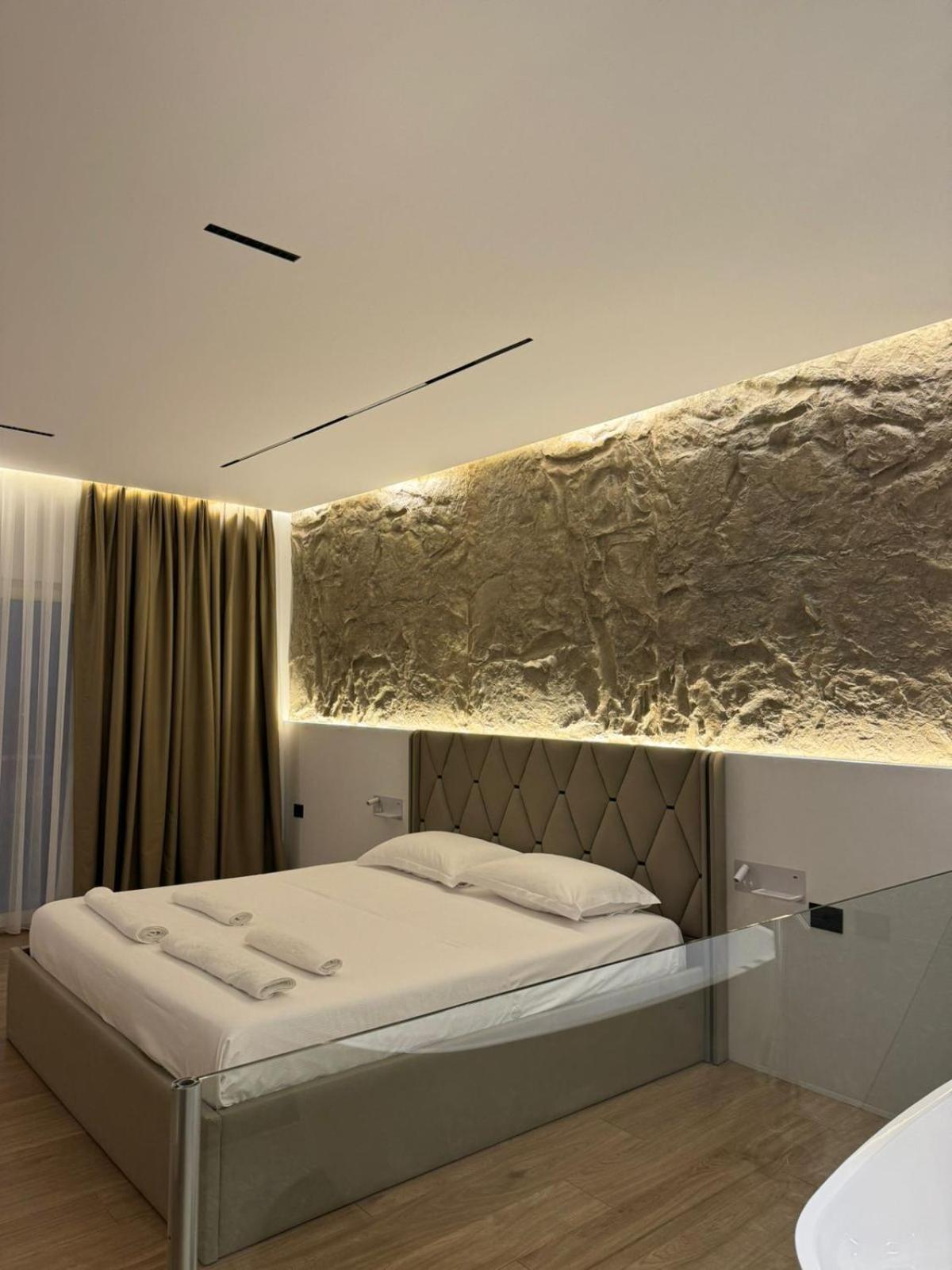 Hotel Jurgen Lezhe Bagian luar foto