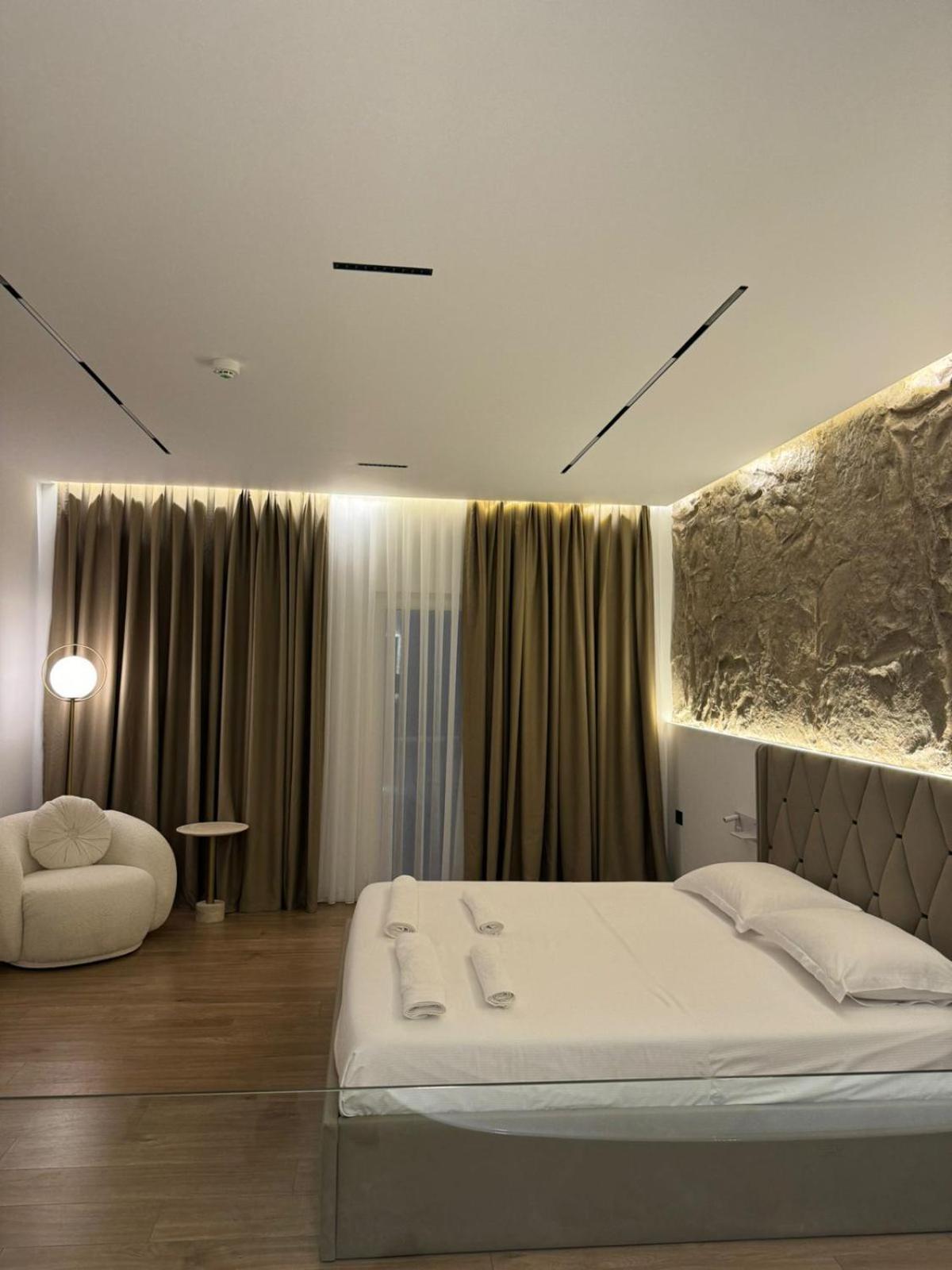 Hotel Jurgen Lezhe Bagian luar foto