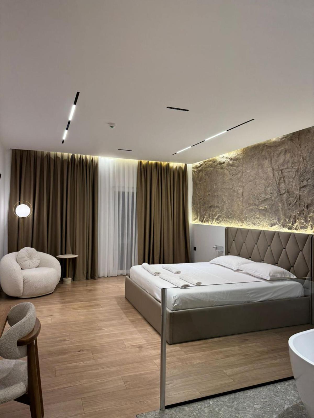 Hotel Jurgen Lezhe Bagian luar foto