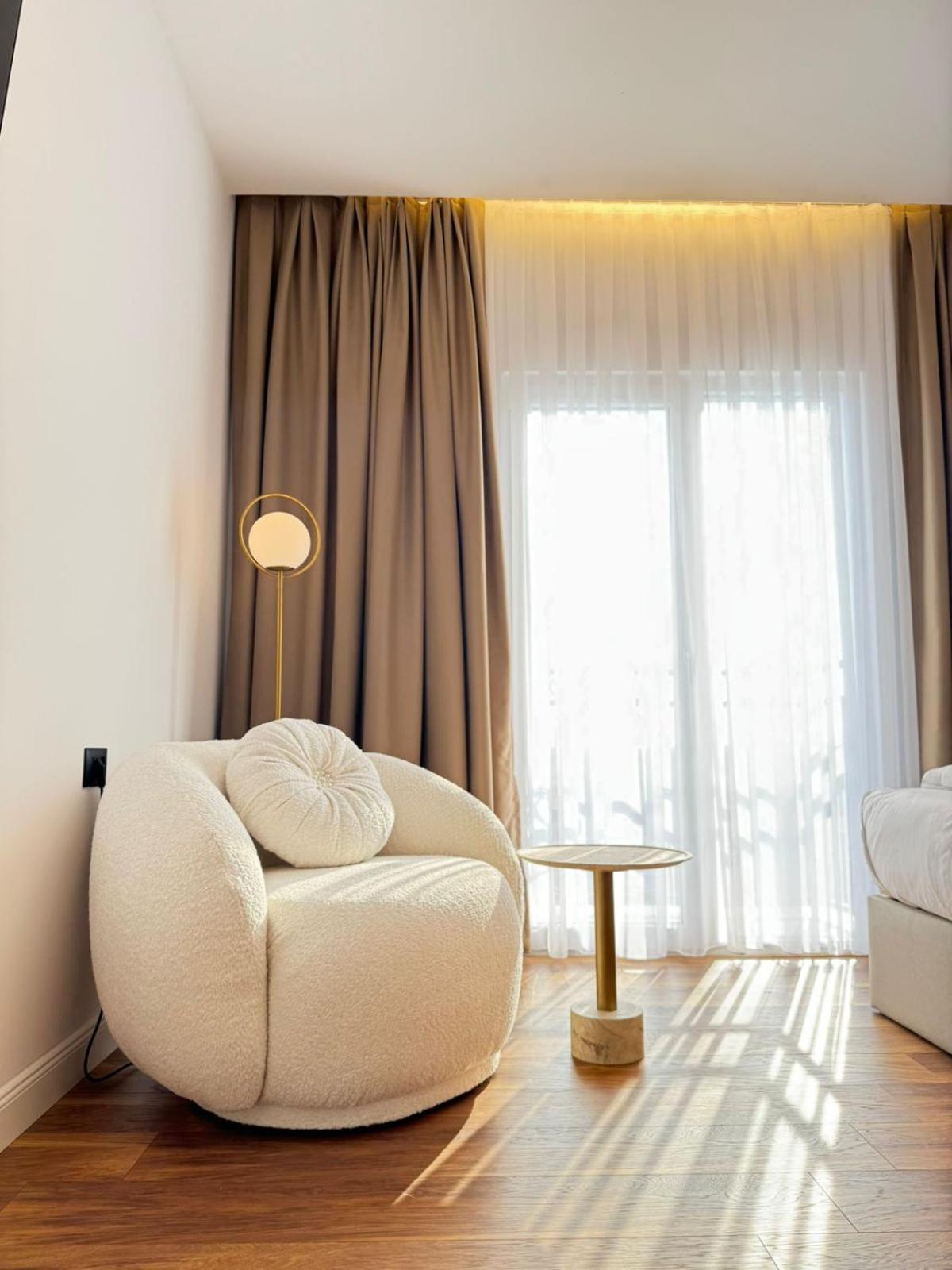 Hotel Jurgen Lezhe Bagian luar foto