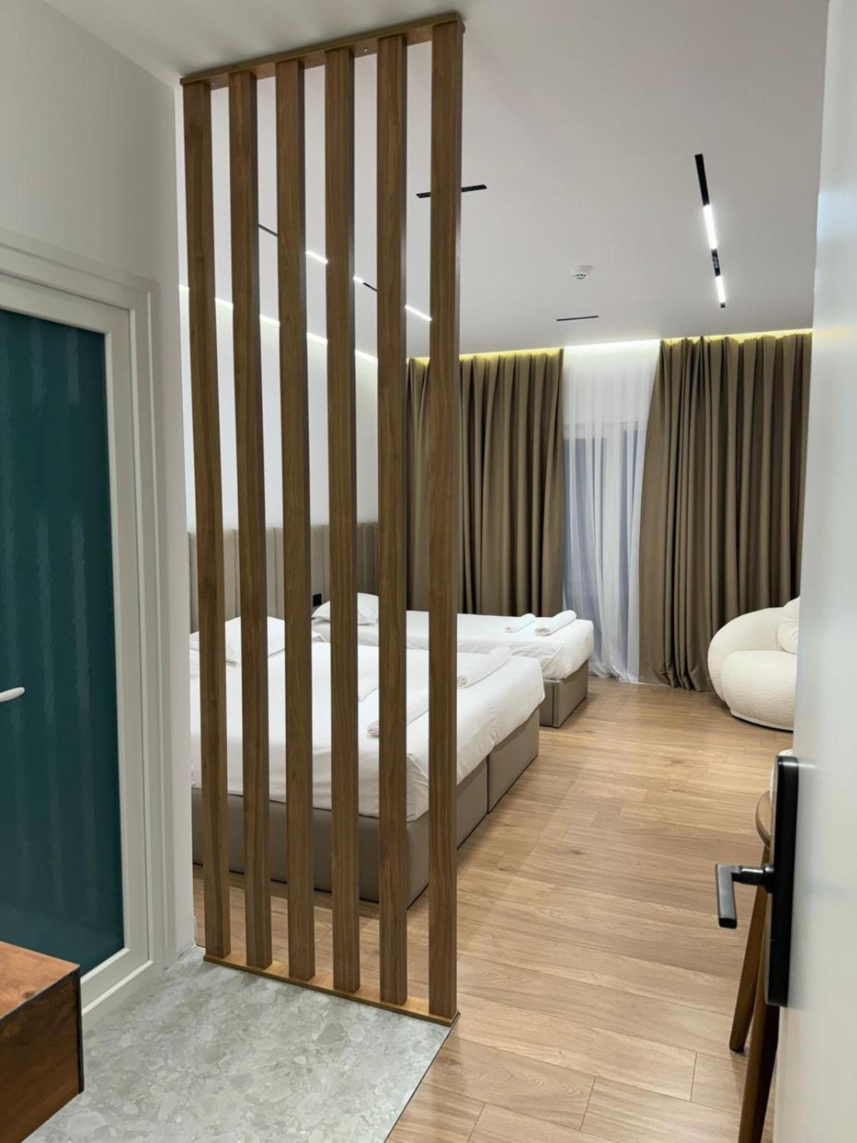 Hotel Jurgen Lezhe Bagian luar foto