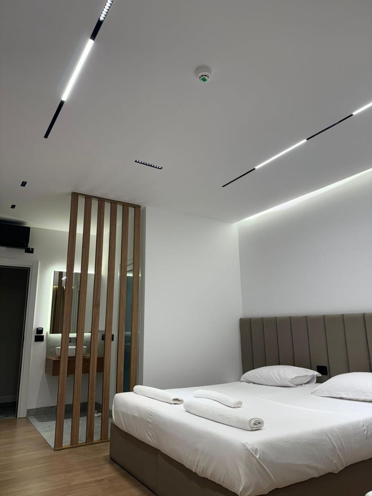 Hotel Jurgen Lezhe Bagian luar foto