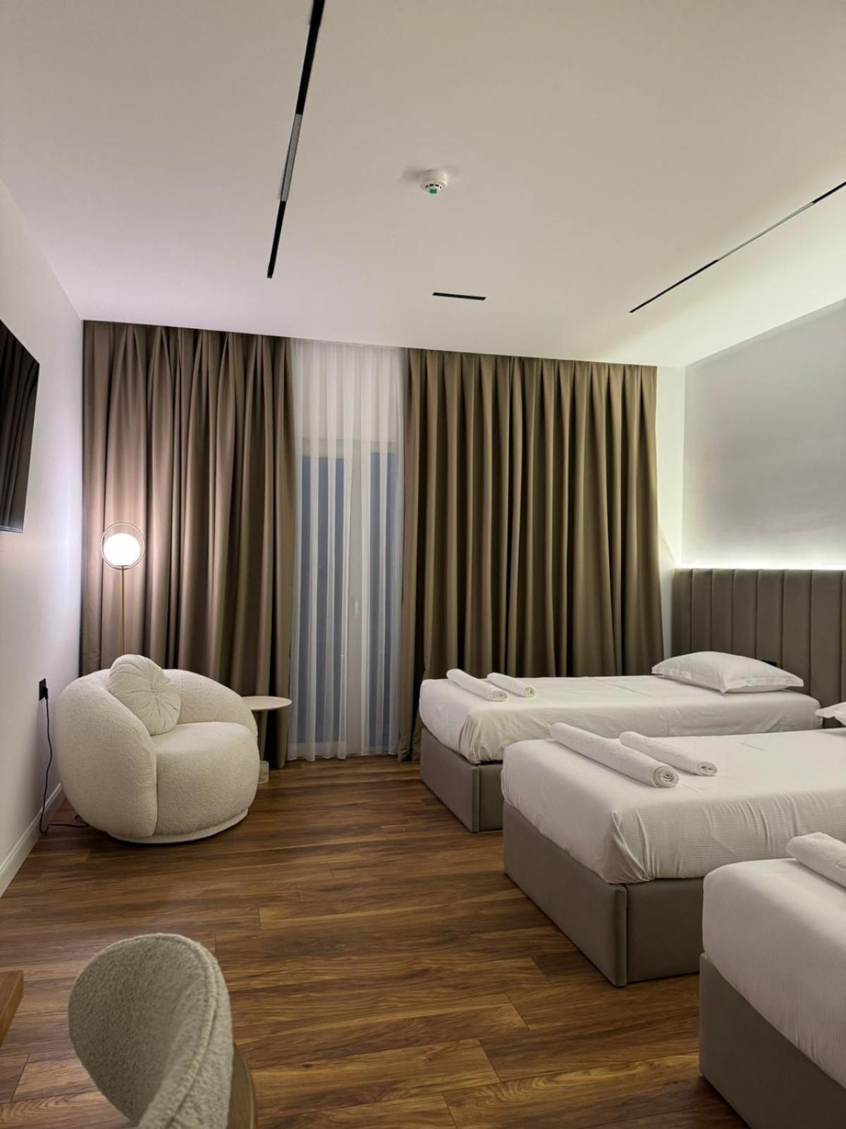 Hotel Jurgen Lezhe Bagian luar foto
