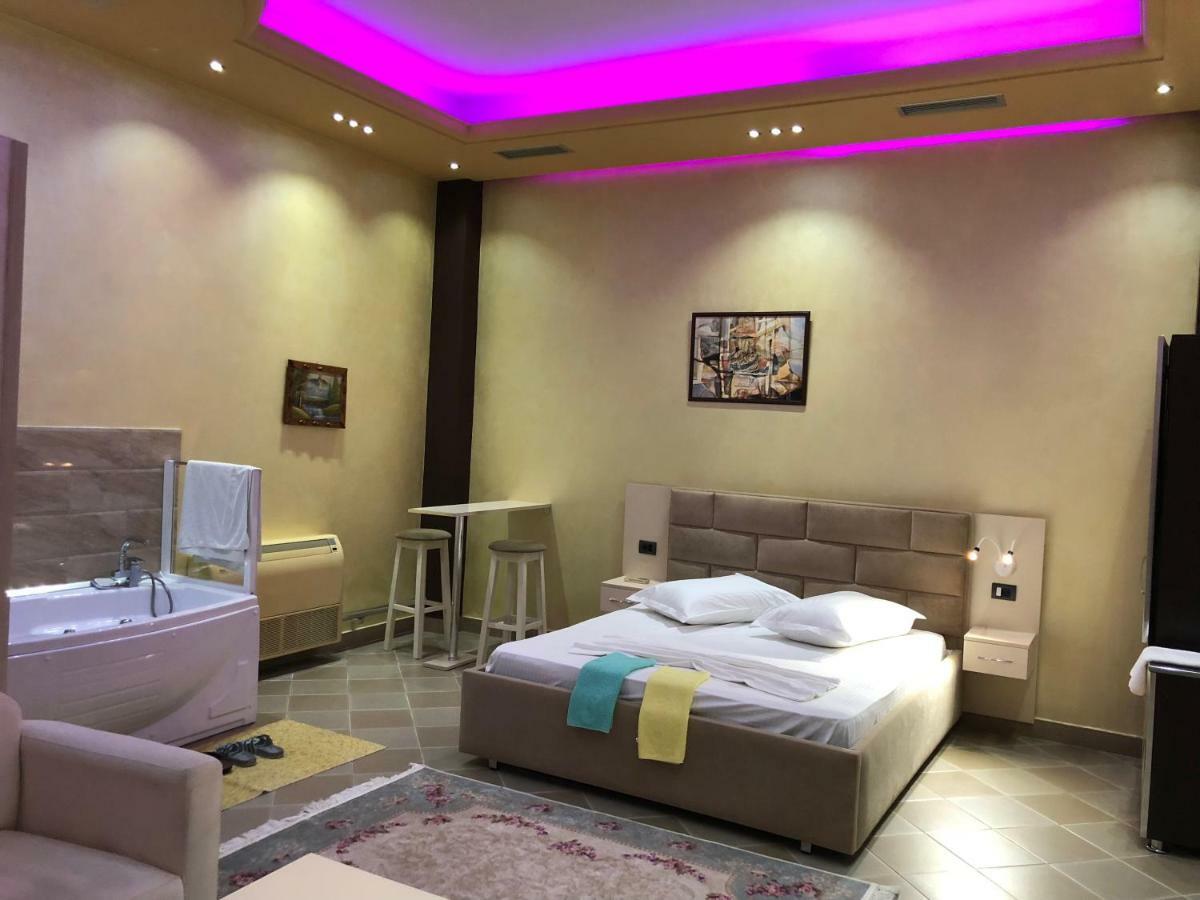 Hotel Jurgen Lezhe Bagian luar foto